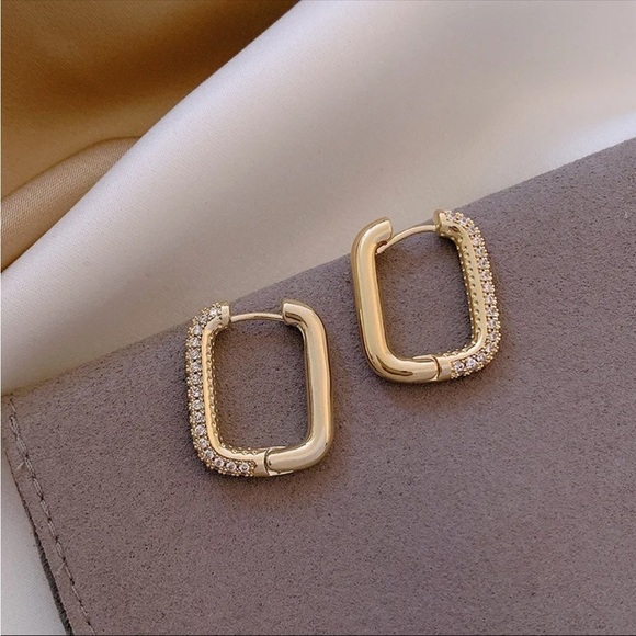 Pave CZ Crystal Oval Hoop Earrings 2023 style New Huggies Gold Plated - Picture 1 of 8